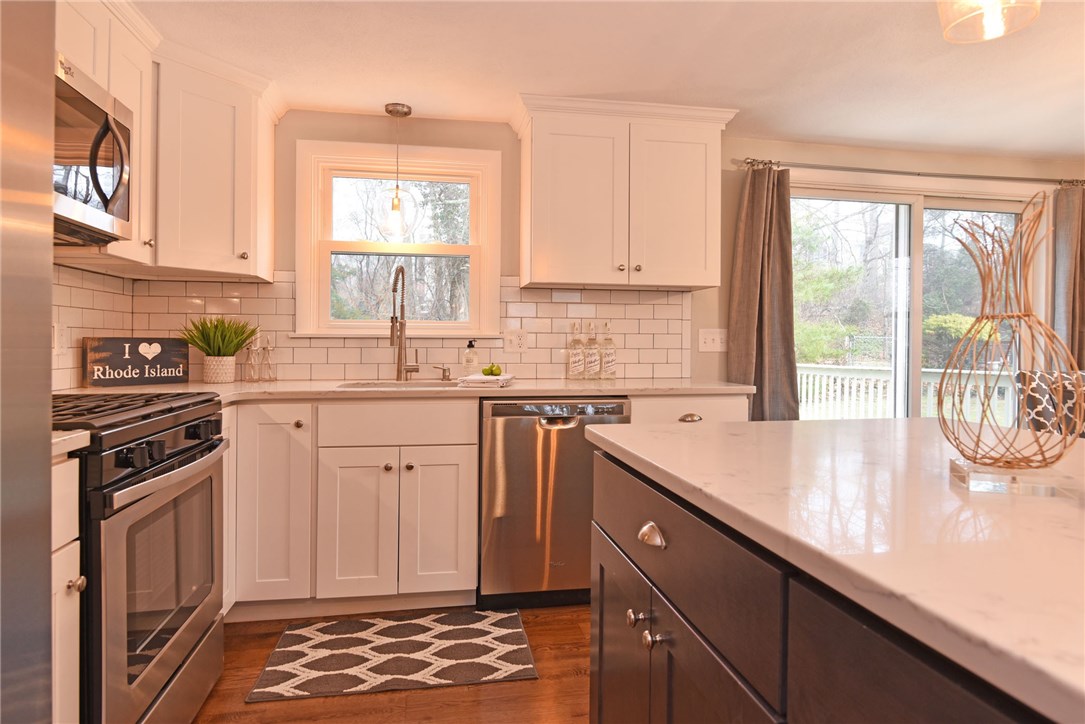 72 North Cobble Hill Road Warwick, RI 02886 - Photo 7 of 32