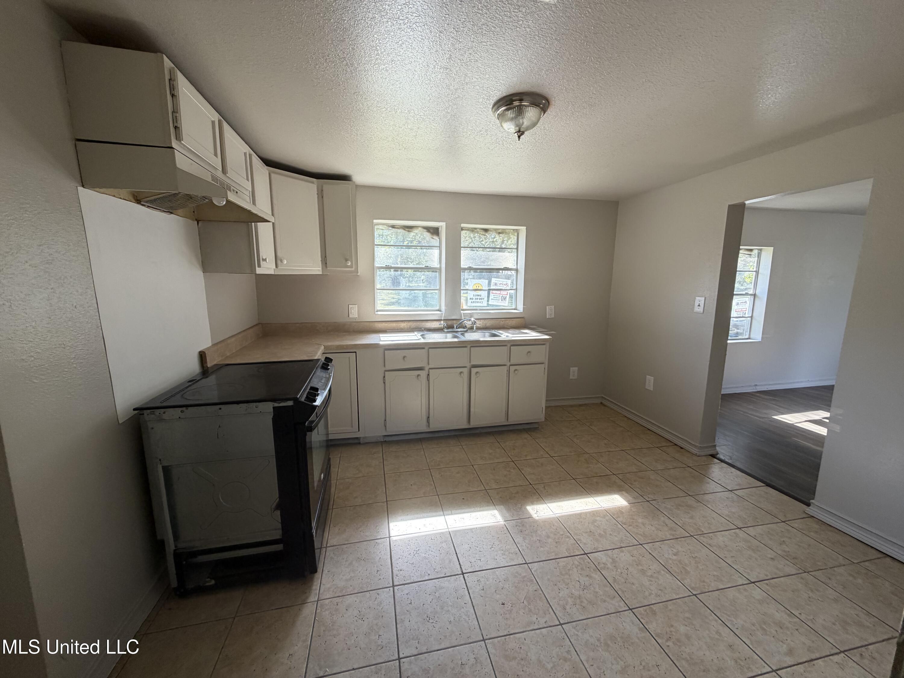 4148 Magnolia Street Moss Point, MS 39563 - Photo 4 of 6 IMG_4694