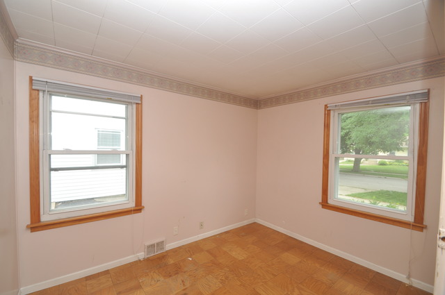 1845 Fargo Street Des Plaines, IL 60018 - Photo 8 of 11