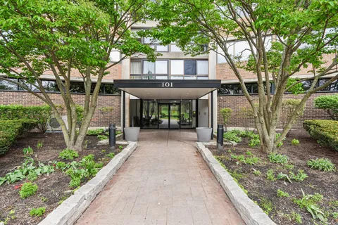 $348,000 | 101 Bar Harbour Road, Unit 4D, Schaumburg, IL 60193