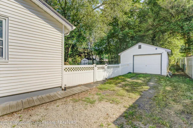 a view of a backyard