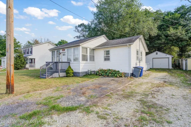 a view of a house with backyard and garden