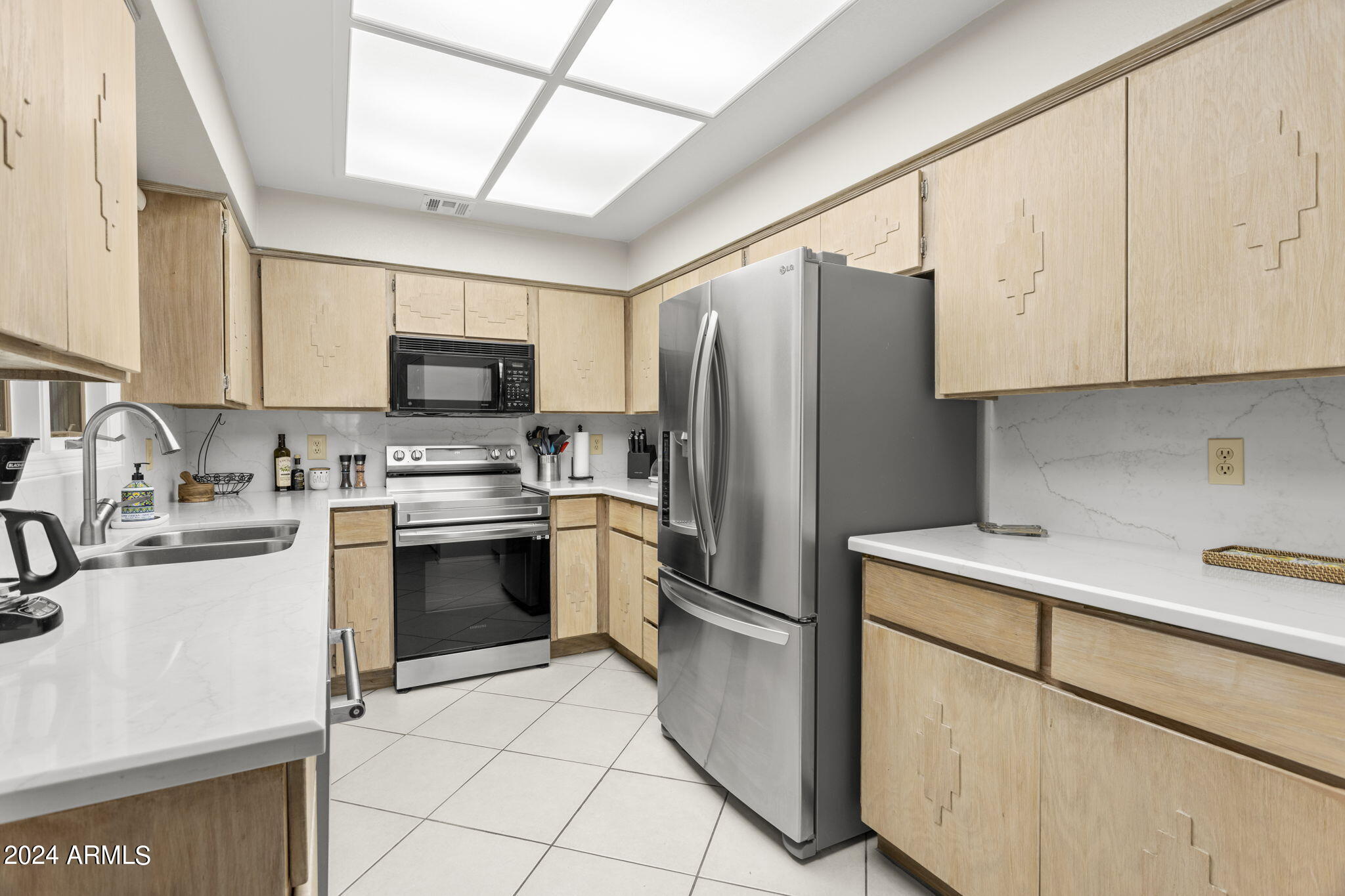 5200 South Lakeshore Drive, Unit 128 Tempe, AZ 85283 - Photo 17 of 35 Kitchen