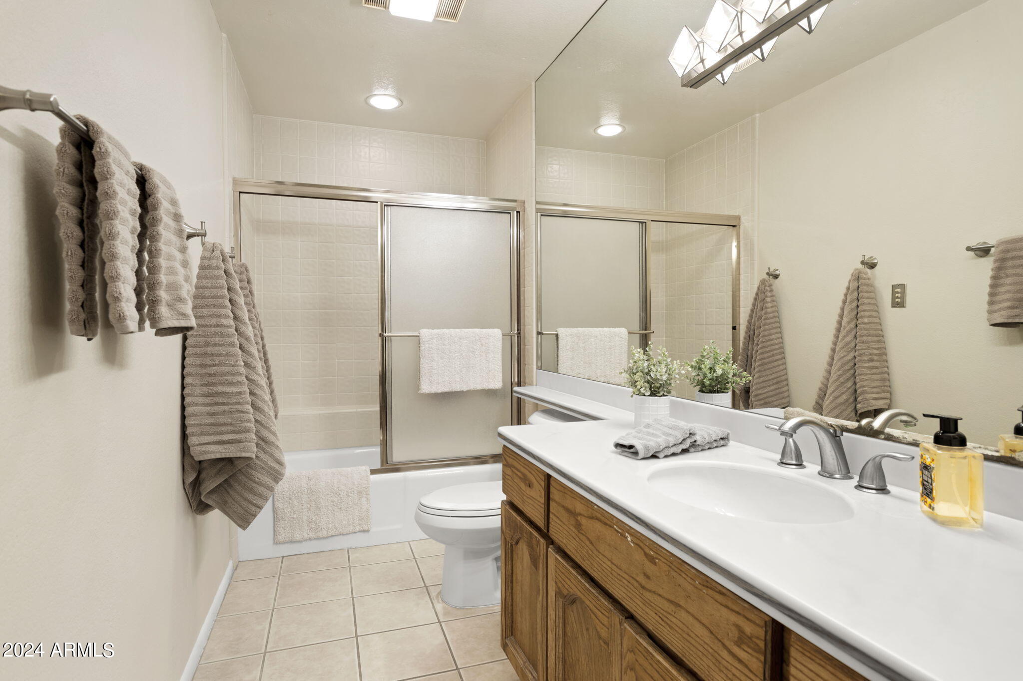 5200 South Lakeshore Drive, Unit 128 Tempe, AZ 85283 - Photo 26 of 35 Guest Bathroom