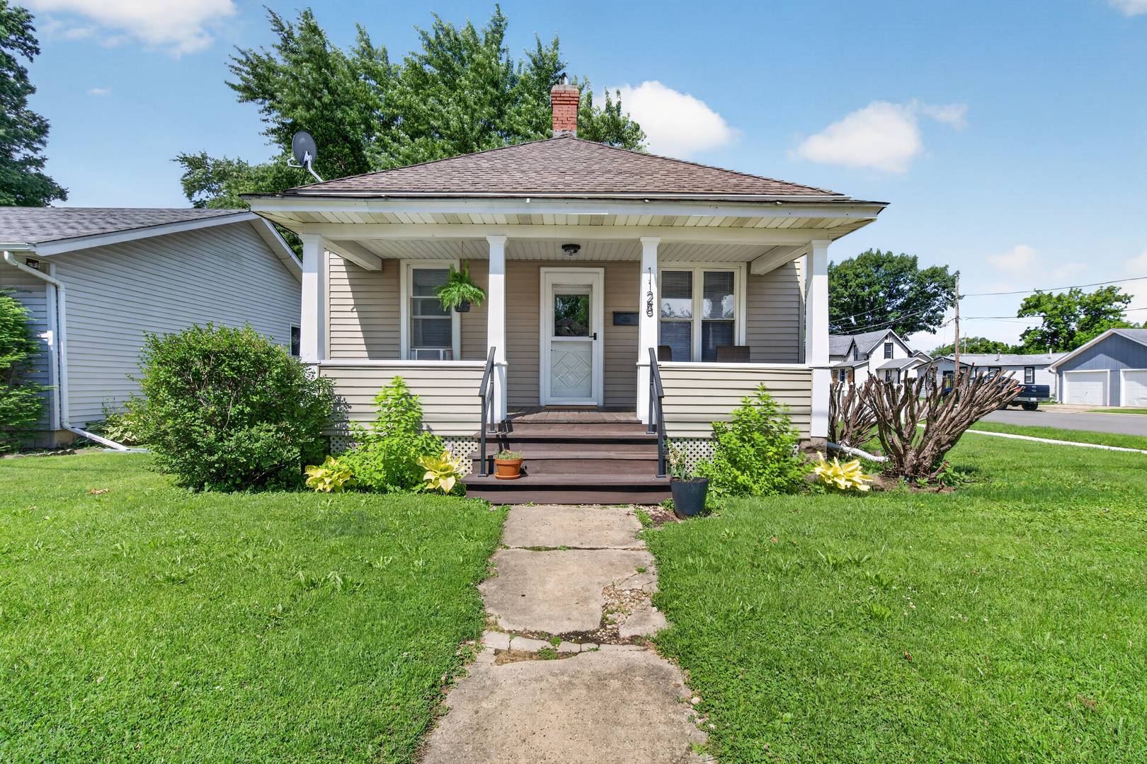 1128 Butler Street Morris, IL 60450 - Photo 2 of 28 front view of a house with a yard