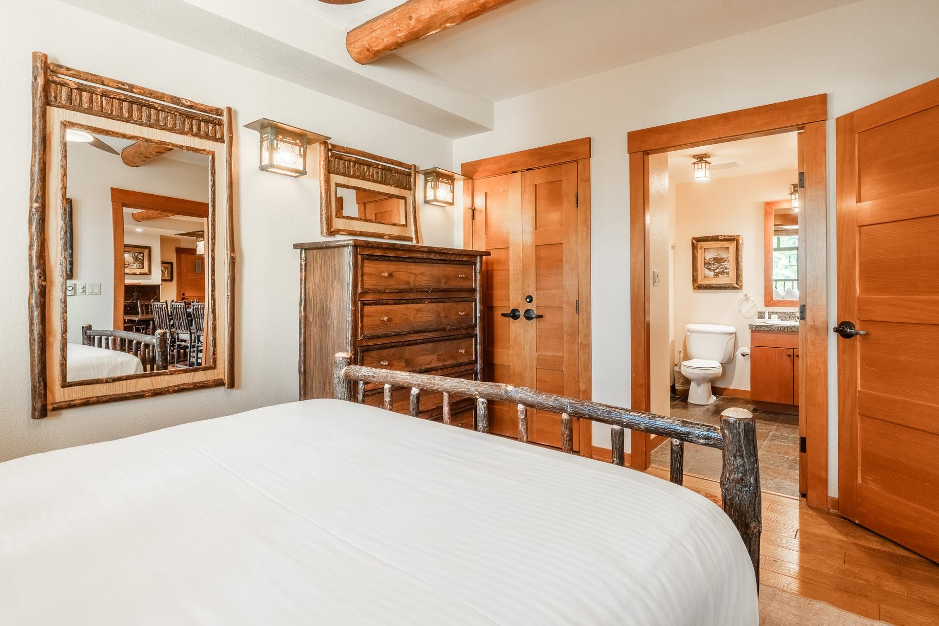 6201 Minaret Road, Unit 2317 Mammoth Lakes, CA 93546 - Photo 22 of 44 a bedroom with a large bed and a window