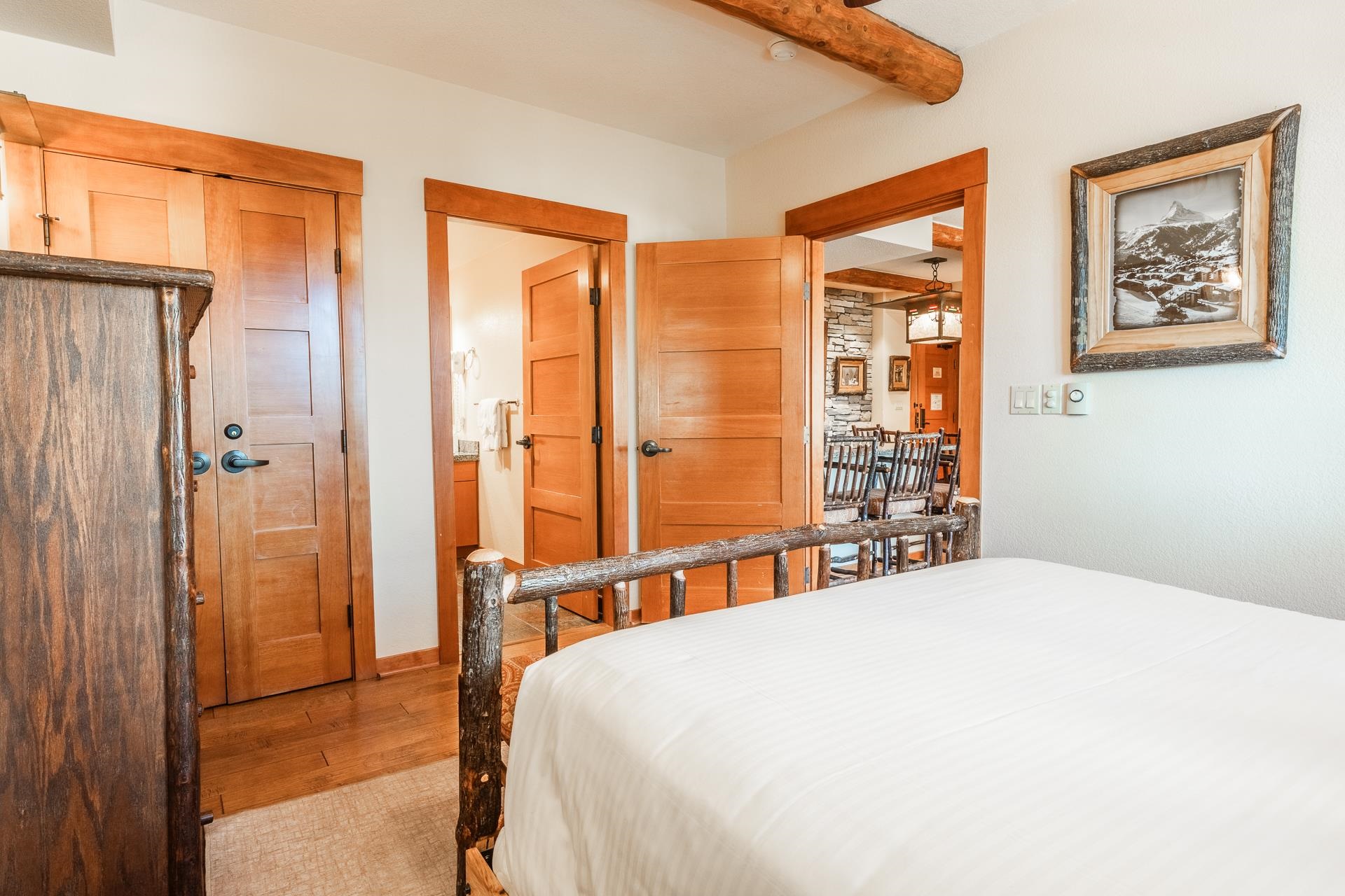 6201 Minaret Road, Unit 2317 Mammoth Lakes, CA 93546 - Photo 23 of 44 a bedroom with a large bed and a chandelier