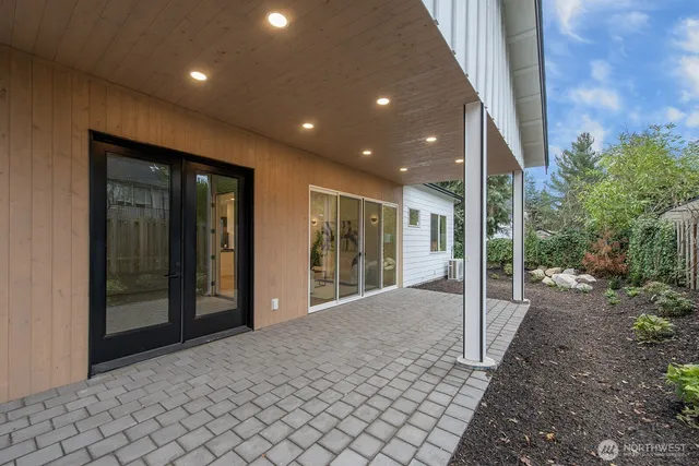 a view of a house with backyard and garden