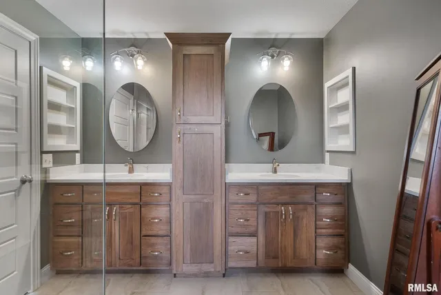 $685,000 | 317 Madison Drive, Riverdale, IA 52722