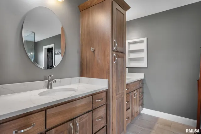 $685,000 | 317 Madison Drive, Riverdale, IA 52722