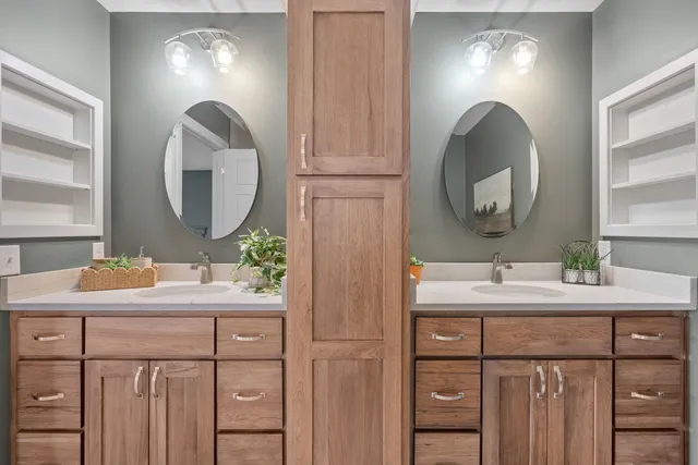 a view of a livingroom with a ceiling fan