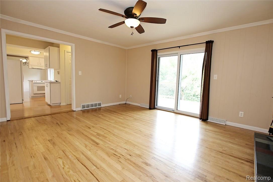 7228 Holcomb Road Clarkston, MI 48346 - Photo 18 of 52 18) Family Room.jpg