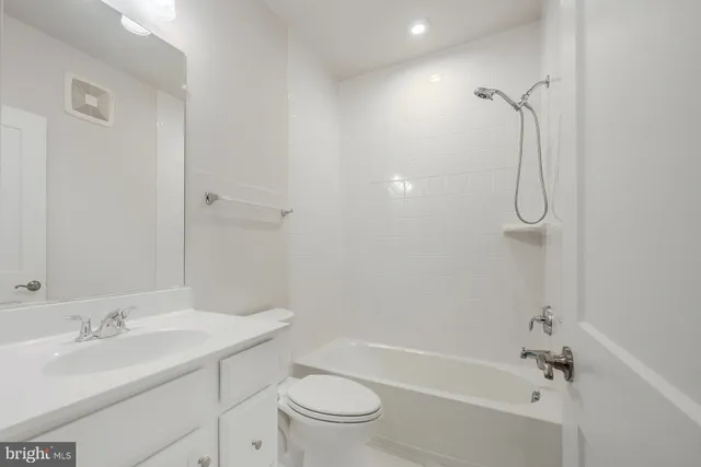 $585,000 | 20328 Newfoundland Square, Ashburn, VA 20147