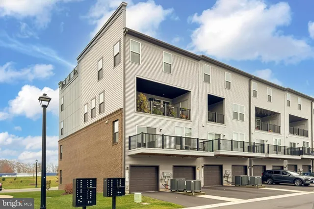 $585,000 | 20328 Newfoundland Square, Ashburn, VA 20147