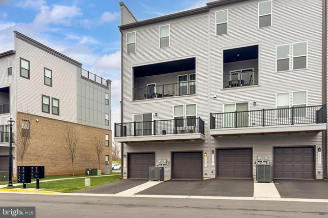 $585,000 | 20328 Newfoundland Square, Ashburn, VA 20147