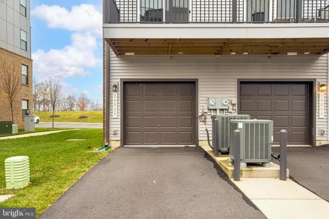 $585,000 | 20328 Newfoundland Square, Ashburn, VA 20147