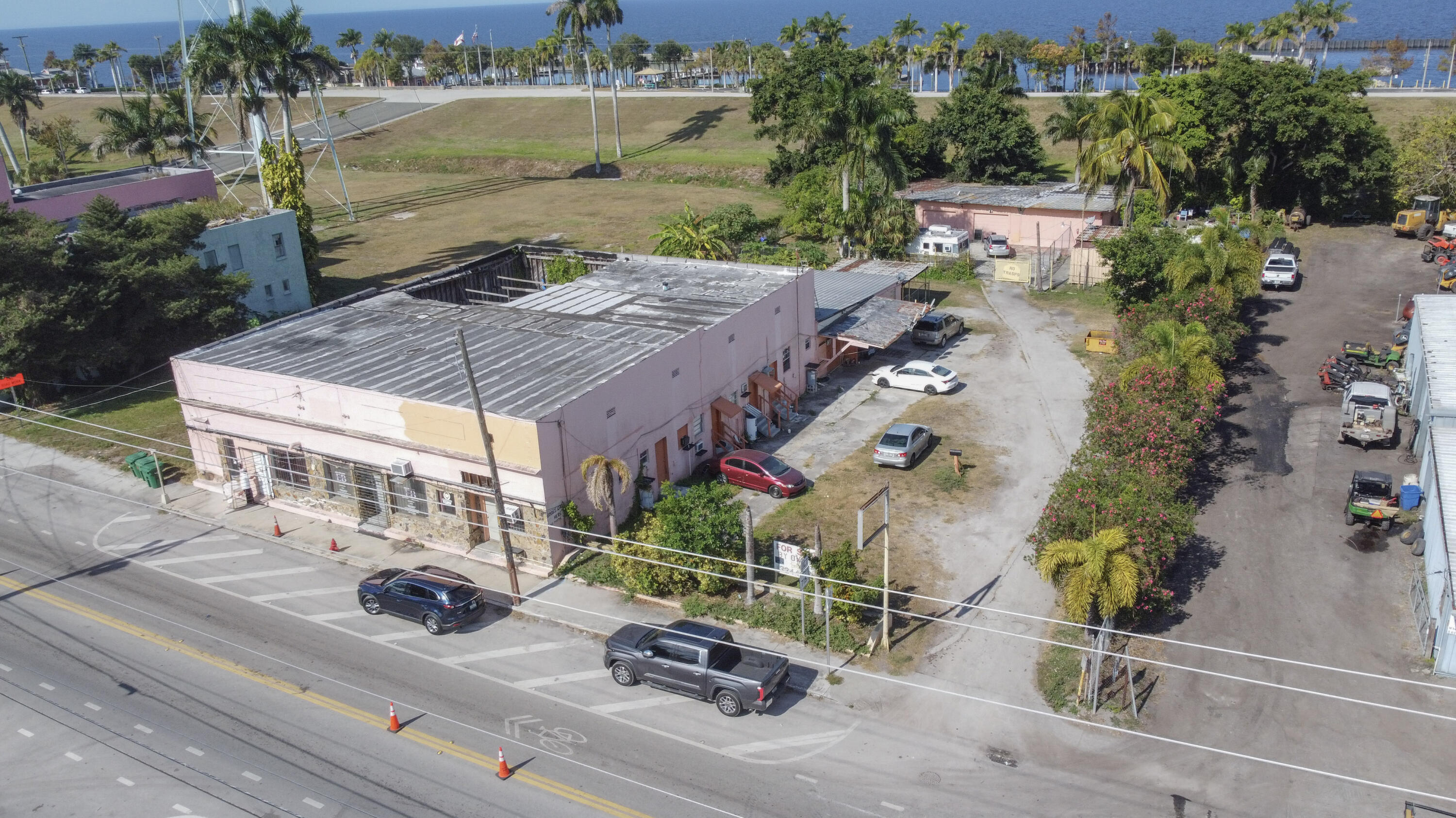 185 East Main Street Pahokee, FL 33476 - Photo 2 of 37 25-DJI_0204