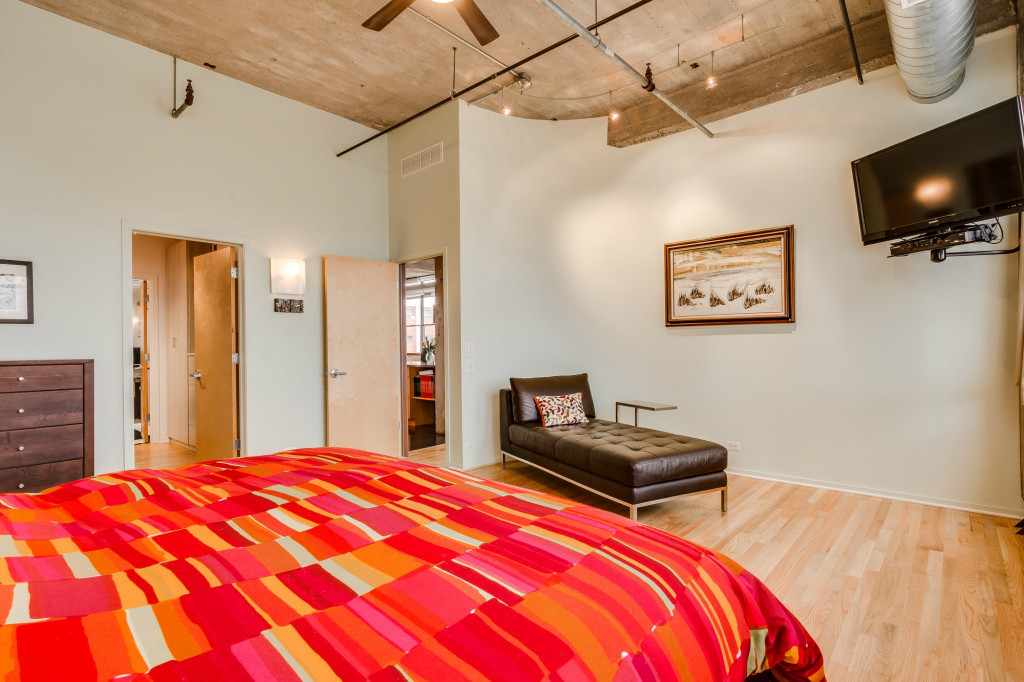 850 West Adams Street, Unit 6D Chicago, IL 60607 - Photo 22 of 35 a bedroom with a bed and a flat screen tv