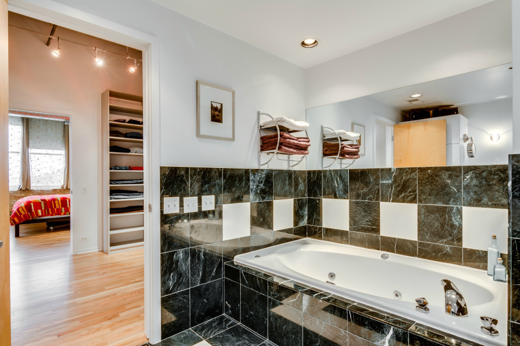 850 West Adams Street, Unit 6D Chicago, IL 60607 - Photo 27 of 35 a bathroom with a tub and a sink