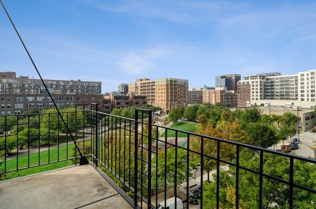 850 West Adams Street, Unit 6D Chicago, IL 60607 - Photo 33 of 35 a view of city from balcony