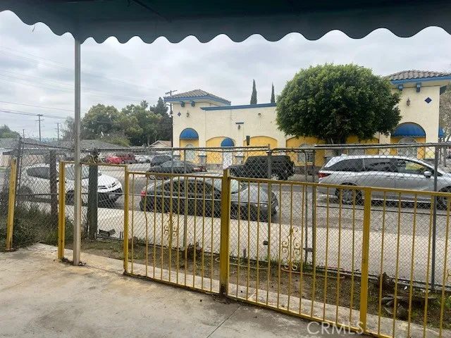 a view of multiple houses