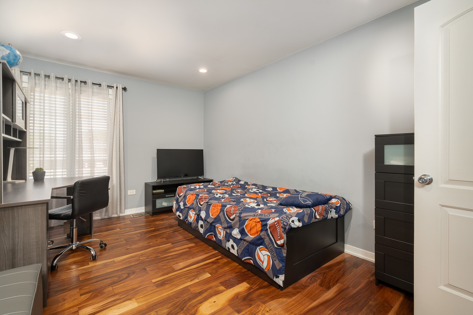 12 Cour Monnet Palos Hills, IL 60465 - Photo 20 of 27 a bedroom with a bed and a flat screen tv