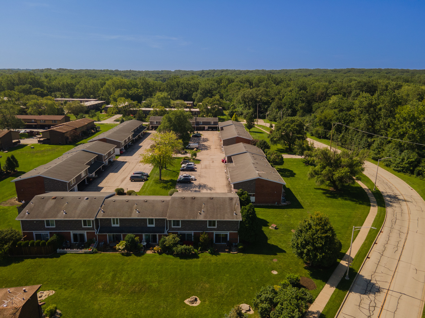 12 Cour Monnet Palos Hills, IL 60465 - Photo 25 of 27 an aerial view of a house with a garden