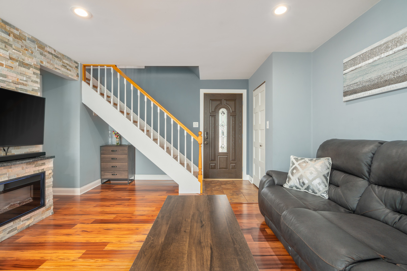 12 Cour Monnet Palos Hills, IL 60465 - Photo 7 of 27 a living room with furniture and a flat screen tv