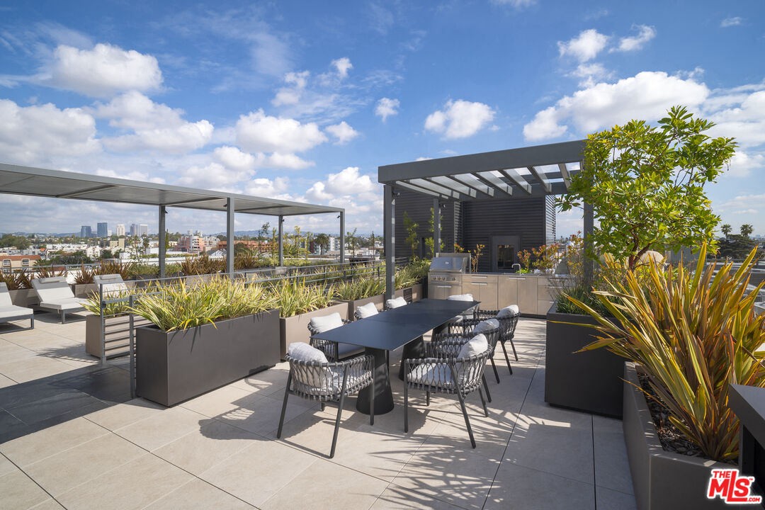 3688 Overland Avenue, Unit 312 Los Angeles, CA 90034 - Photo 21 of 33 a view of a patio with a table and chairs