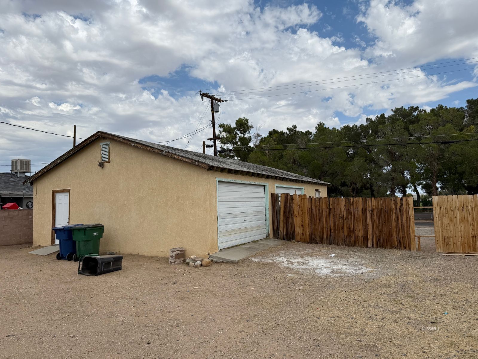 238 West Church Avenue Ridgecrest, CA 93555 - Photo 16 of 20 a view of a backyard