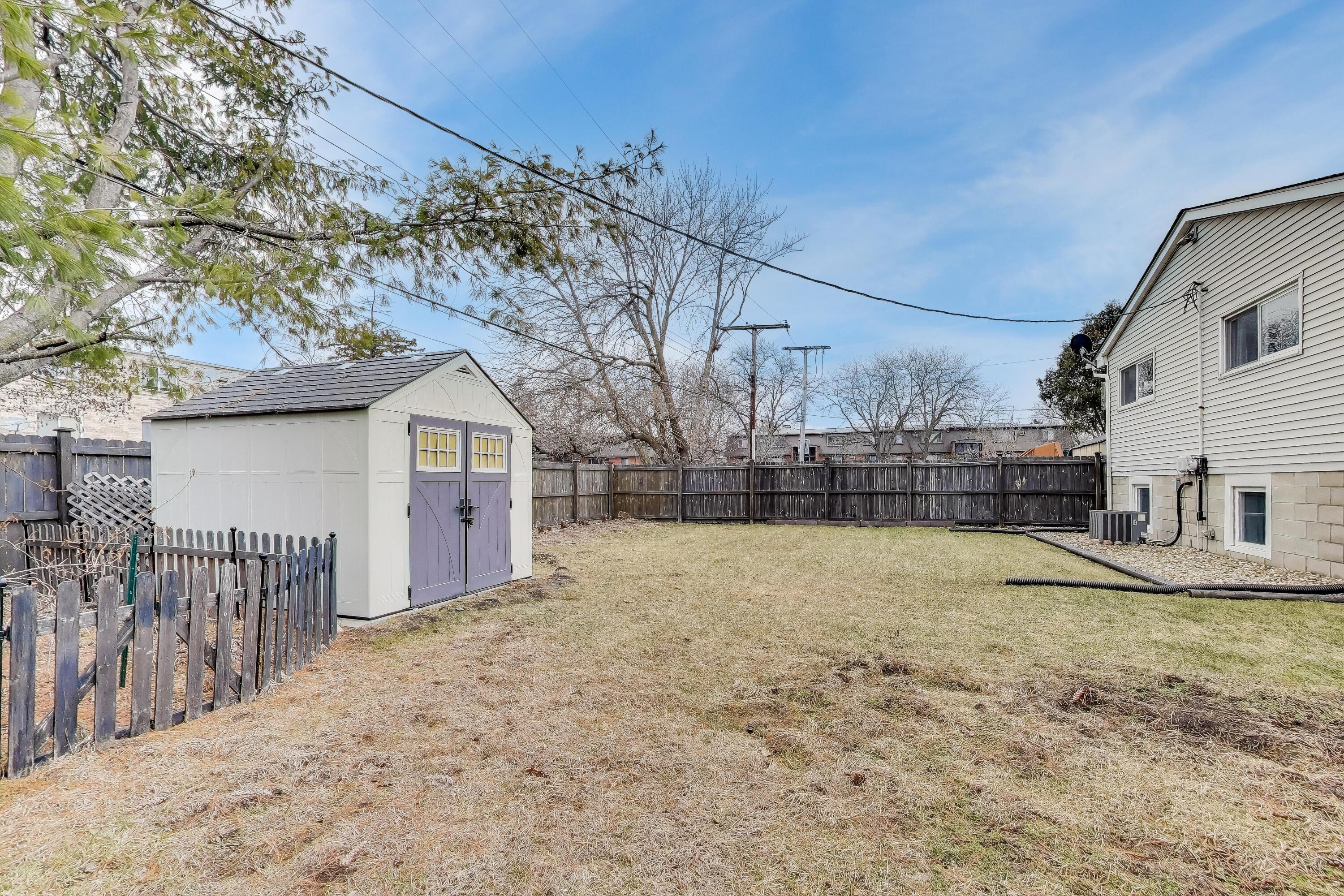 816 East 39th Lane Griffith, IN 46319 - Photo 38 of 42 a view of a backyard of the house