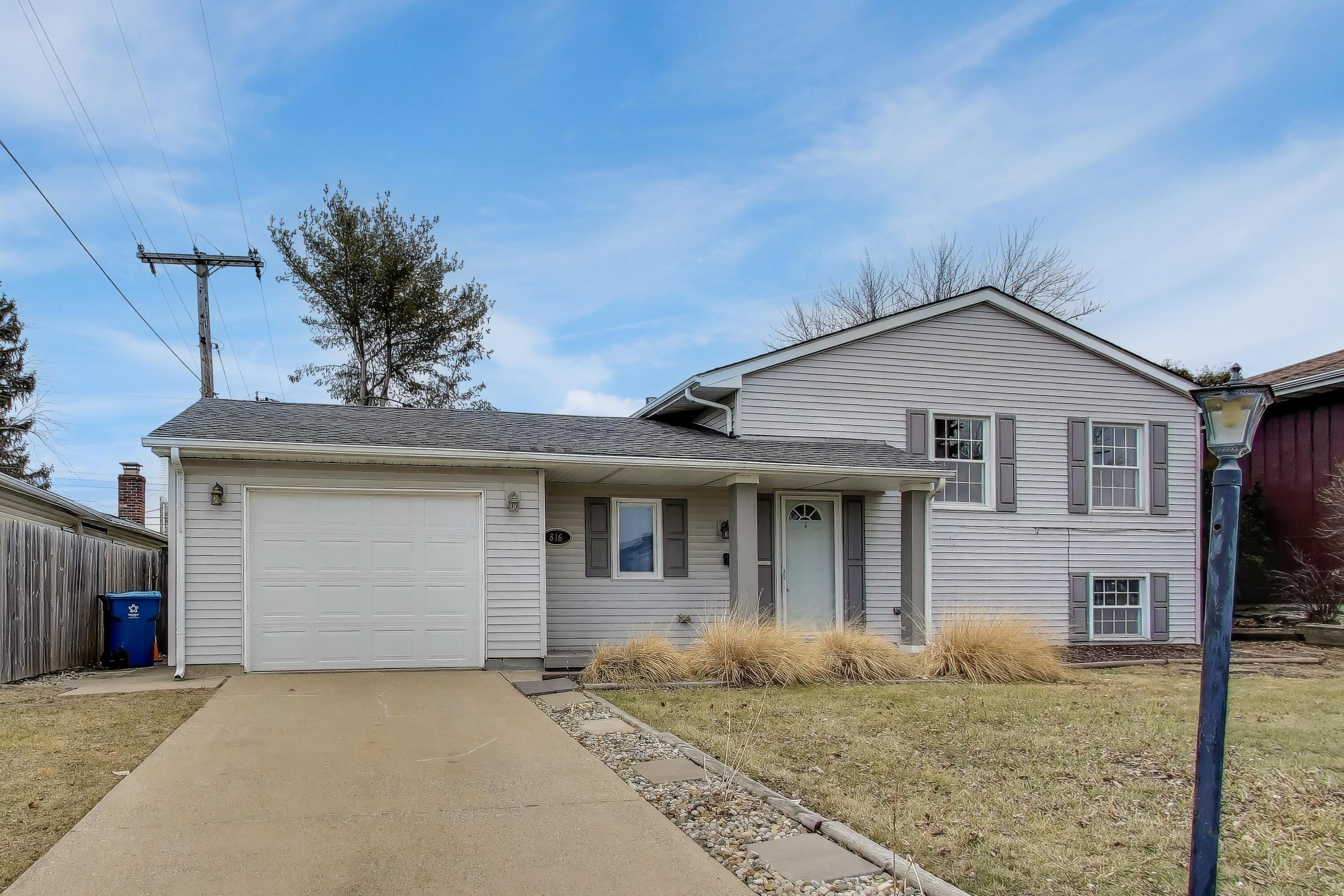 816 East 39th Lane Griffith, IN 46319 - Photo 41 of 42 a front view of a house with garden
