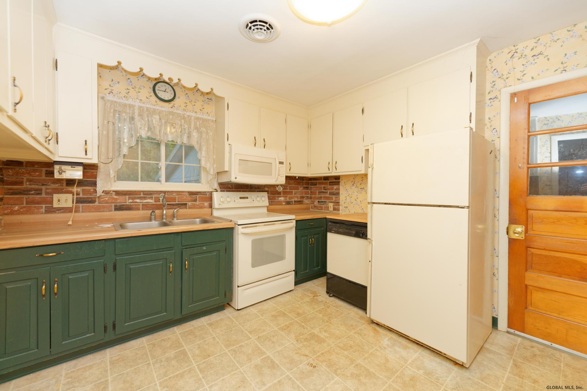 524 Kings Road Schenectady, NY 12304 - Photo 10 of 31 Photo 10