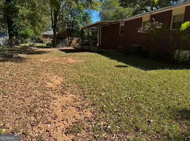 a view of back yard of the house