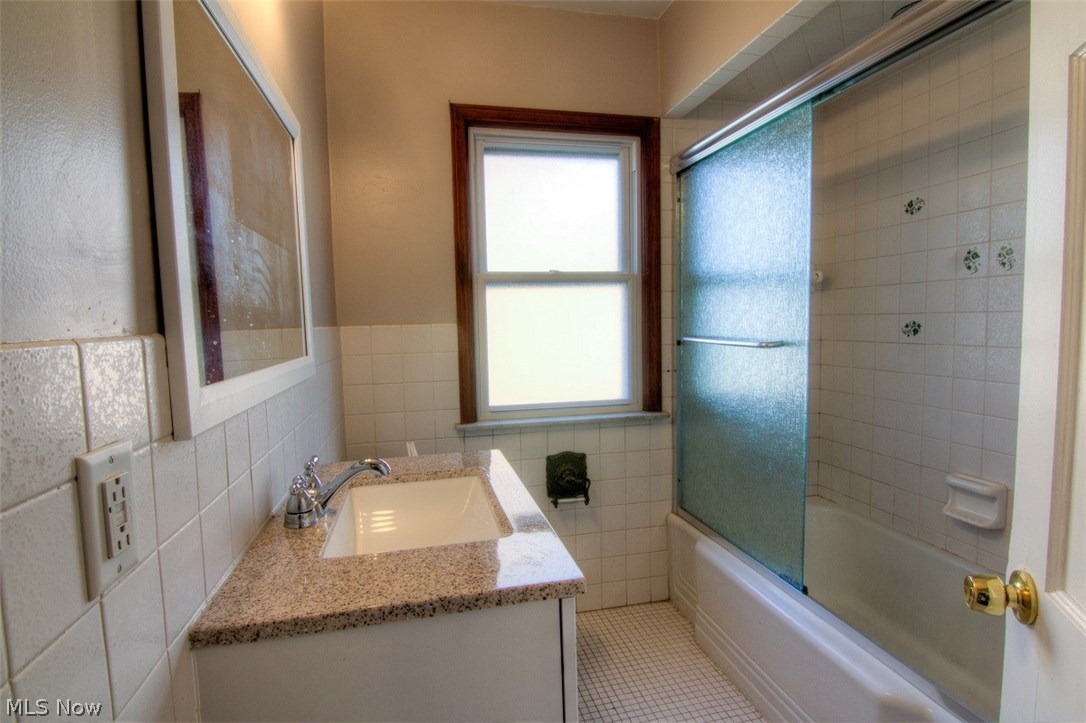 1619 Richmond Road Cleveland, OH 44124 - Photo 12 of 21 First floor full bath.