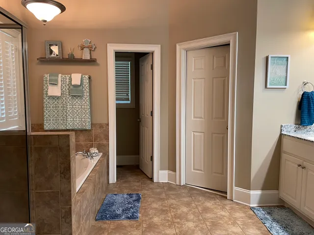 a view of a hallway with windows and entryway