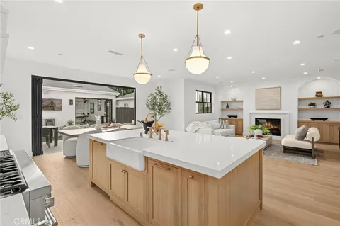 a large kitchen with kitchen island a large island in it