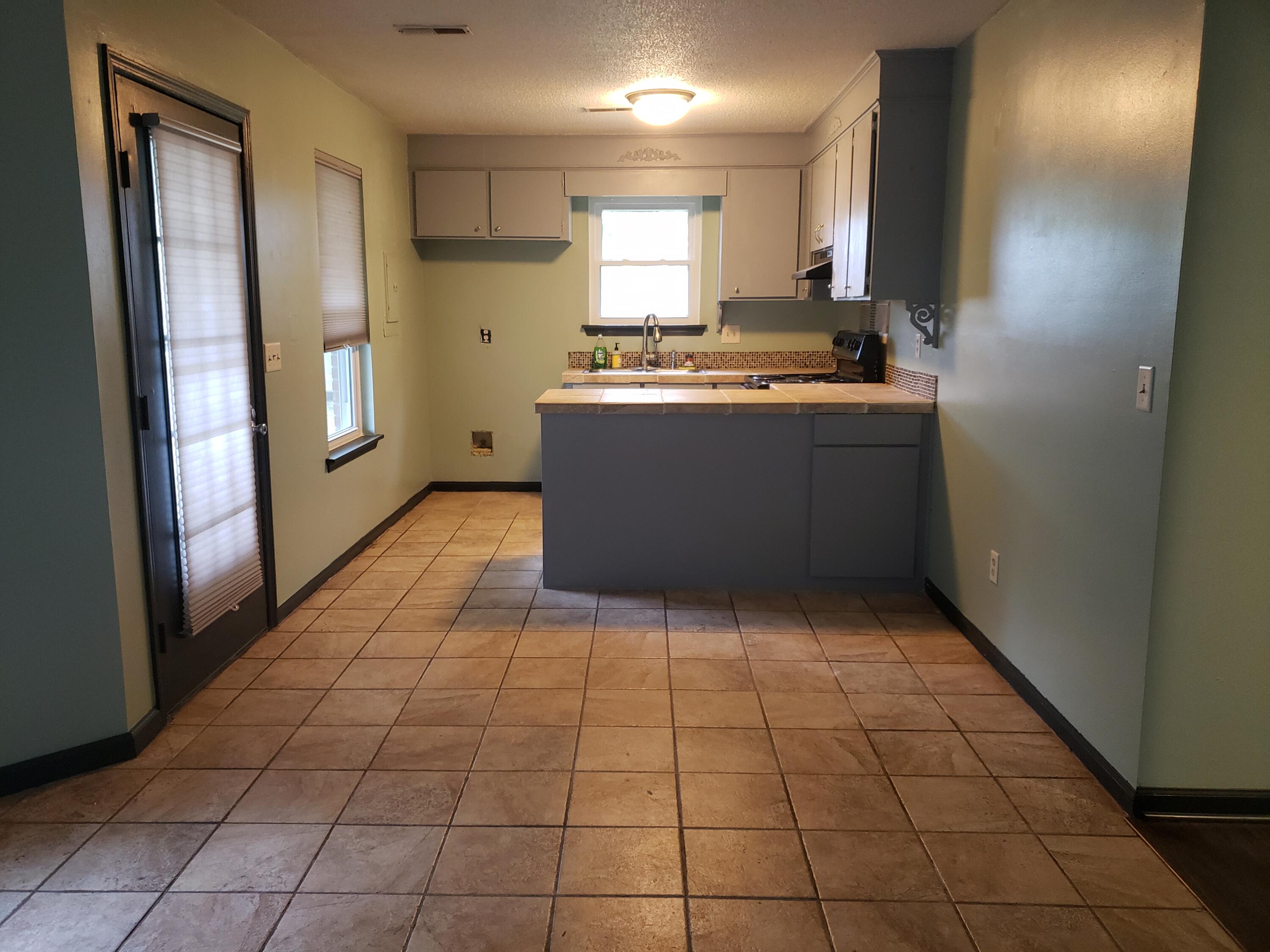 1015 Douglas Wayne Road Summerville, SC 29486 - Photo 5 of 24 Eat in area and kitchen.