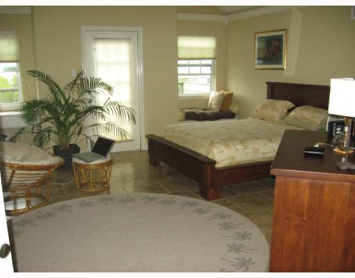 3510 Laguna Shores Road Corpus Christi, TX 78418 - Photo 4 of 5 a living room with a couch and a potted plant