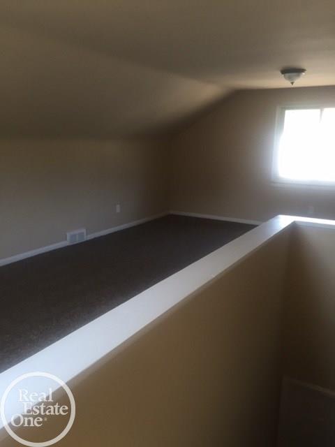1830 Newcastle Road Grosse Pointe Woods, MI 48236 - Photo 15 of 27