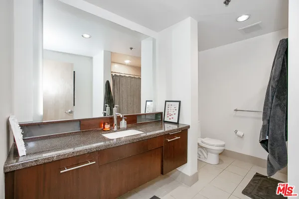 $3,000 | 1111 South Grand Avenue, Unit 506, Los Angeles, CA 90015