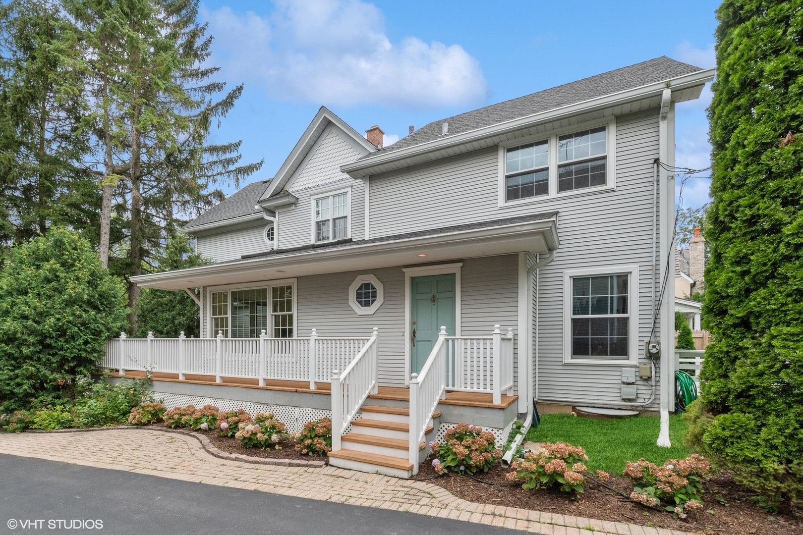 25 Washington Circle Lake Forest, IL 60045 - Photo 1 of 31 a front view of a house with a garden and plants