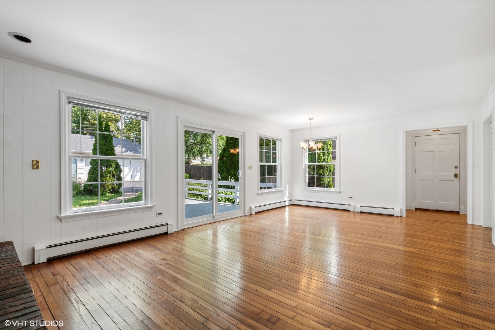 25 Washington Circle Lake Forest, IL 60045 - Photo 4 of 31 an empty room with wooden floor and windows