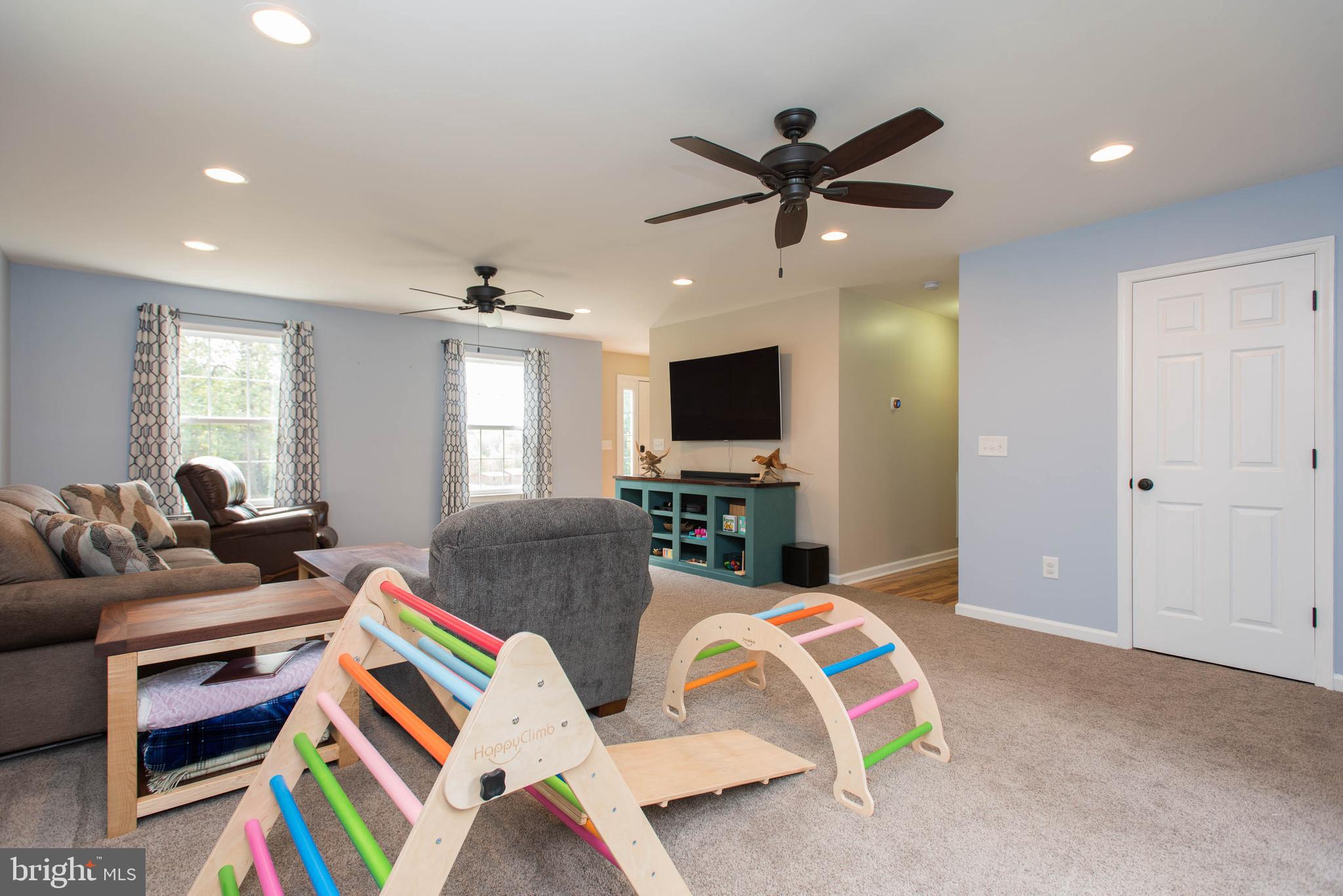 734 Cropp Road Fredericksburg, VA 22406 - Photo 7 of 25 Huge family room, space for the entire family.