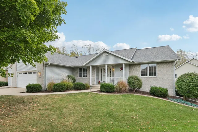 $689,000 | 919 Lochmoore Drive, Waunakee, WI 53597