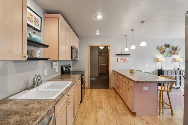 $689,000 | 919 Lochmoore Drive, Waunakee, WI 53597