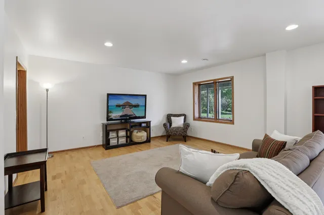 $689,000 | 919 Lochmoore Drive, Waunakee, WI 53597