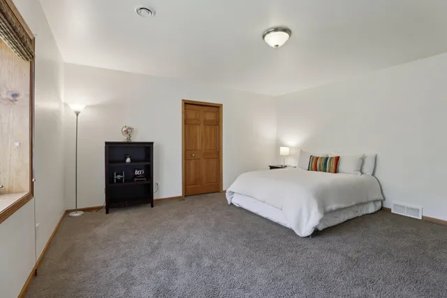 $689,000 | 919 Lochmoore Drive, Waunakee, WI 53597