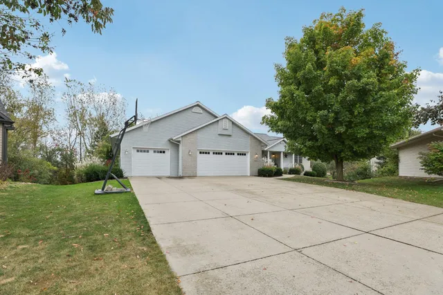 $689,000 | 919 Lochmoore Drive, Waunakee, WI 53597
