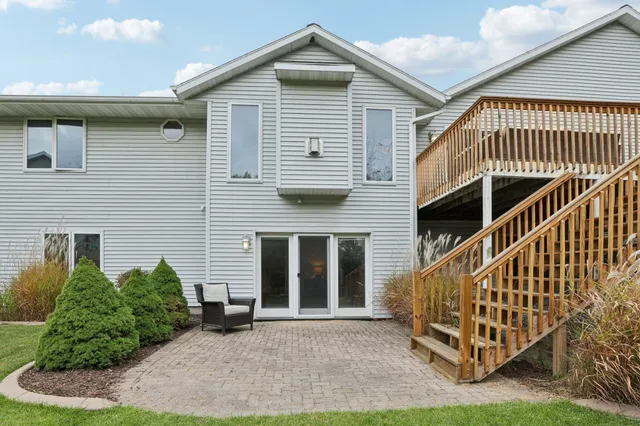 $689,000 | 919 Lochmoore Drive, Waunakee, WI 53597